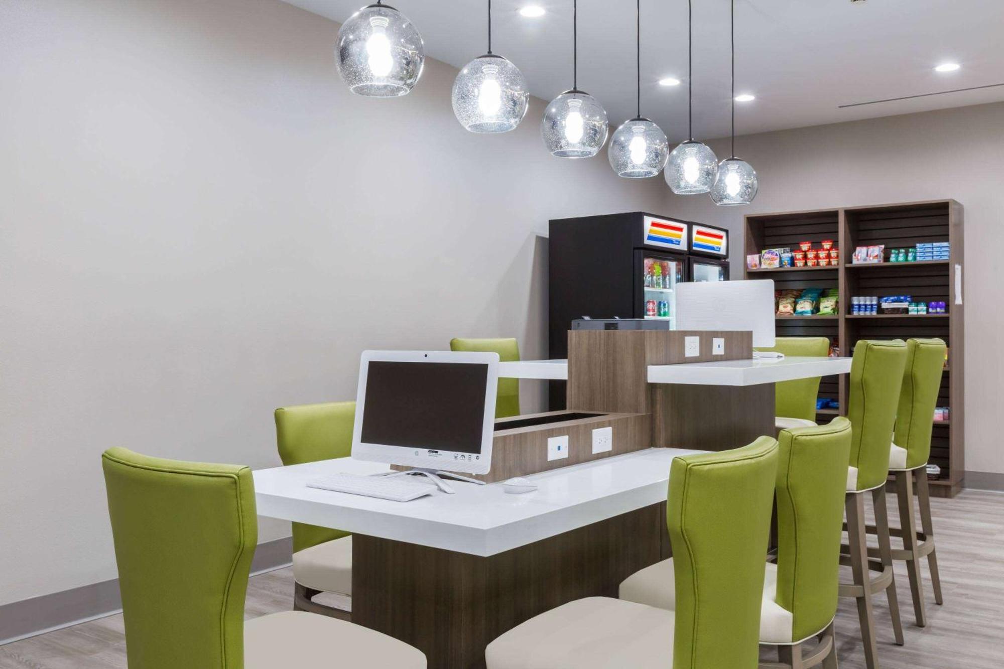 Days Inn & Suites By Wyndham Houston Nw Сайпръс Екстериор снимка