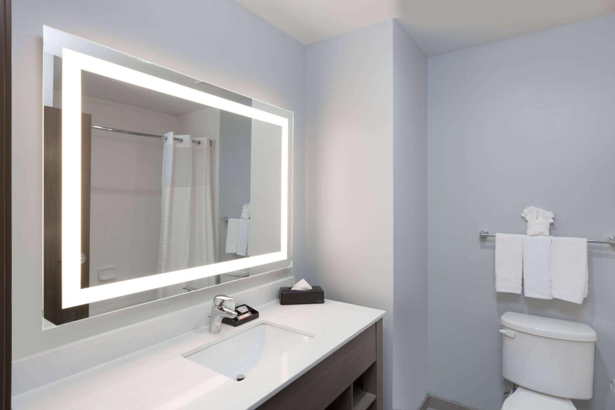 Days Inn & Suites By Wyndham Houston Nw Сайпръс Екстериор снимка