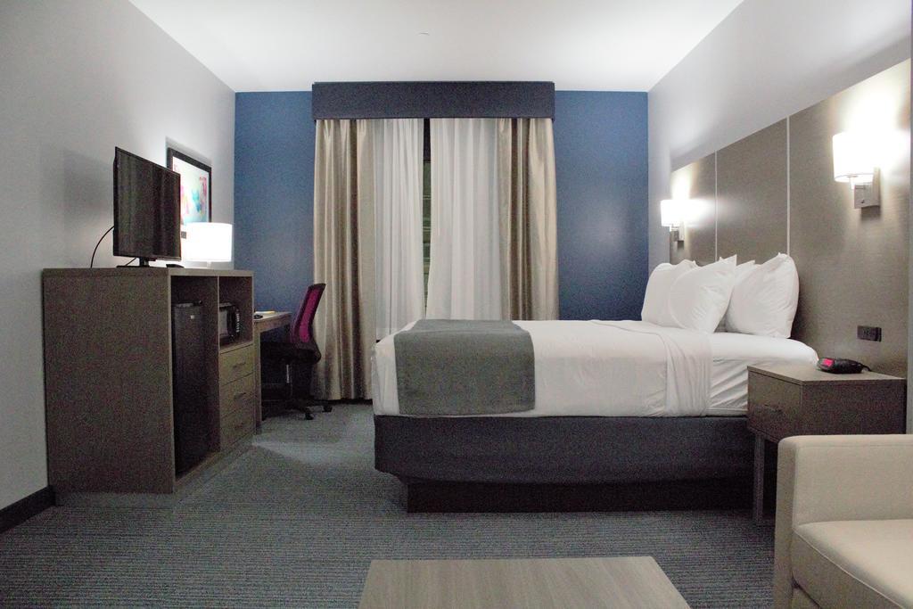 Days Inn & Suites By Wyndham Houston Nw Сайпръс Екстериор снимка