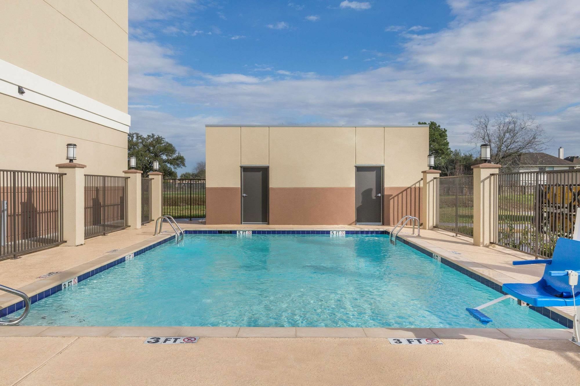 Days Inn & Suites By Wyndham Houston Nw Сайпръс Екстериор снимка